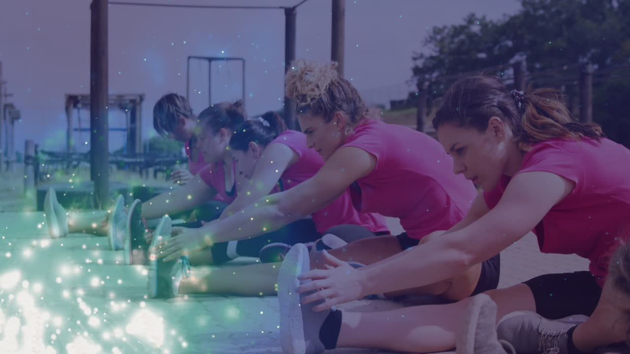 animación de puntos de luz sobre diversas mujeres en un ejercicio de carrera de obstáculos