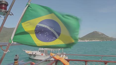 Eine-Brasilianische-Flagge-Zittert-Während-Einer-Bootsfahrt-In-Brasilien-An-Einem-Windigen-Tag