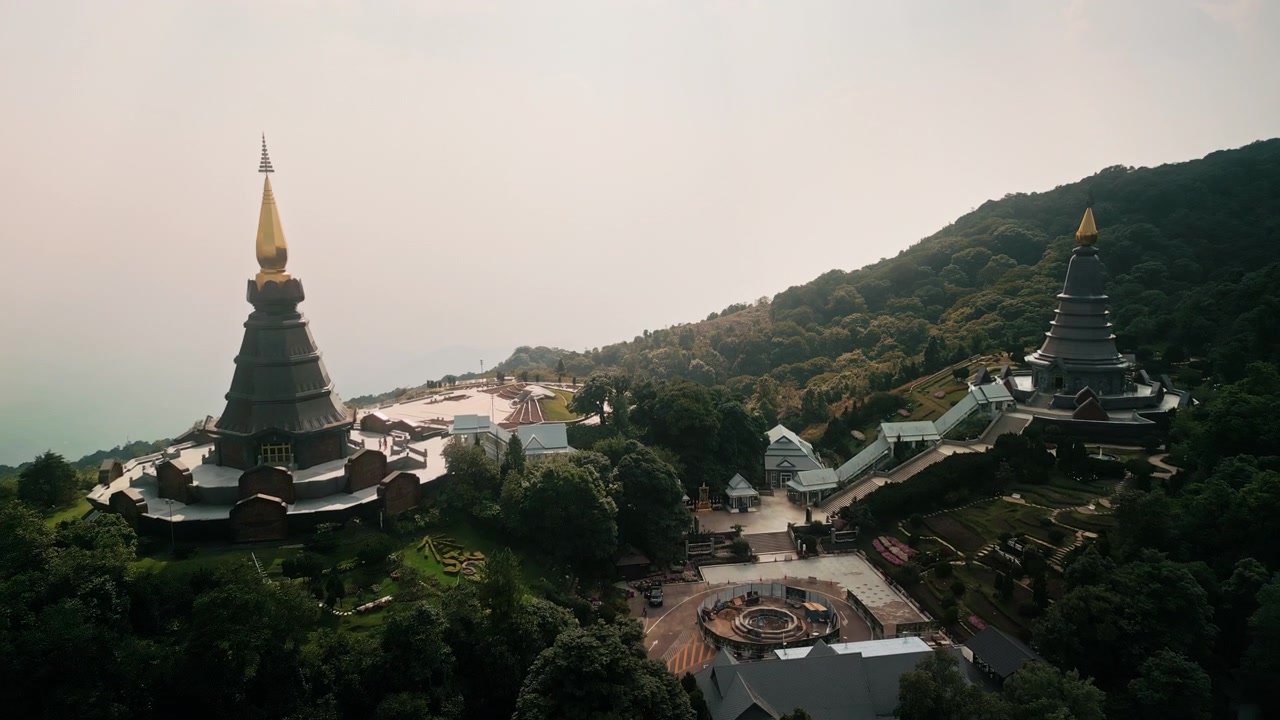 Toàn cảnh từ trên cao những bảo tháp hoàng gia trên núi Doi Inthanon, Thái Lan.