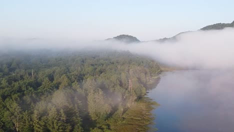 See-Am-Frühen-Morgen-Mit-Tief-Hängenden,-Nebligen-Wolken-Im-Abgelegenen-Bergwald