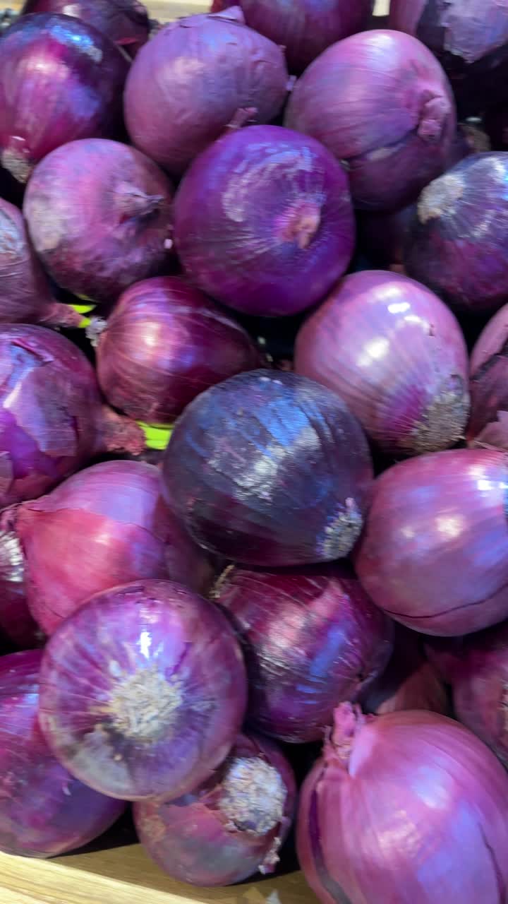 Primo piano di cipolle rosse fresche in un mercato.