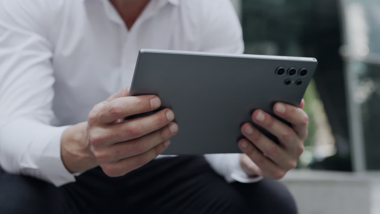 태블릿을 사용하는 남자