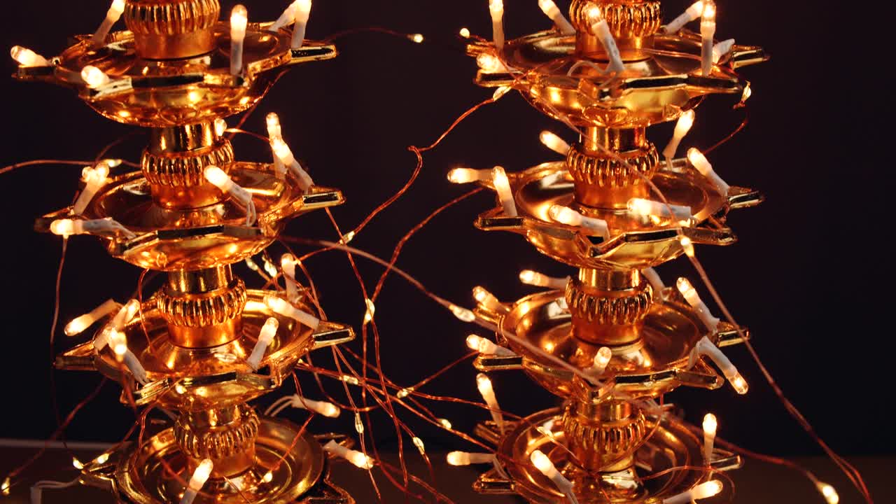 빛의 축제인 디발리 (diwali) 에서 불꽃이 켜지고 있습니다.