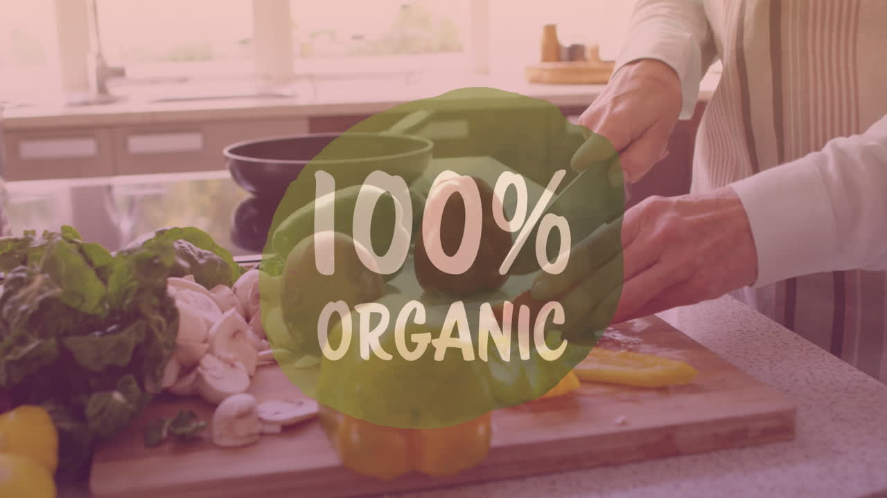 animación de 100 por ciento de texto orgánico sobre la cocina de la mujer caucásica