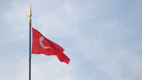 Vista-De-ángulo-Bajo-De-La-Bandera-Turca-Contra-El-Cielo