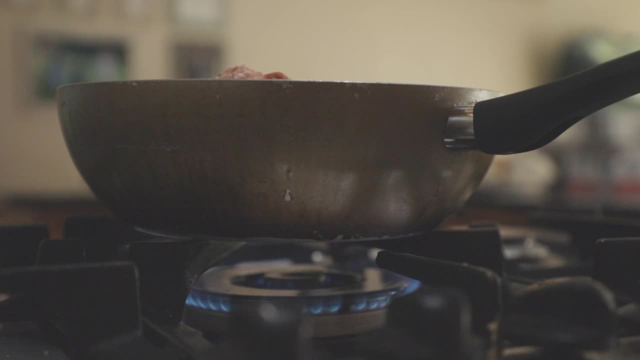 위에 김판이 있는 가스 불꽃