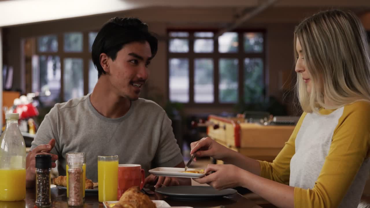 행복 한 부부 가 집 에서 함께 시간 을 보내고 있다