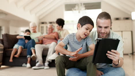 tableta, hogar y padre de familia feliz