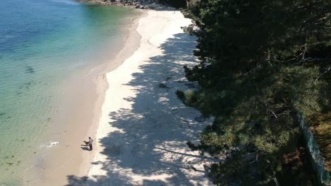 Imágenes-Aéreas-De-Drones-De-Una-Playa-Española-En-Un-Día-Soleado