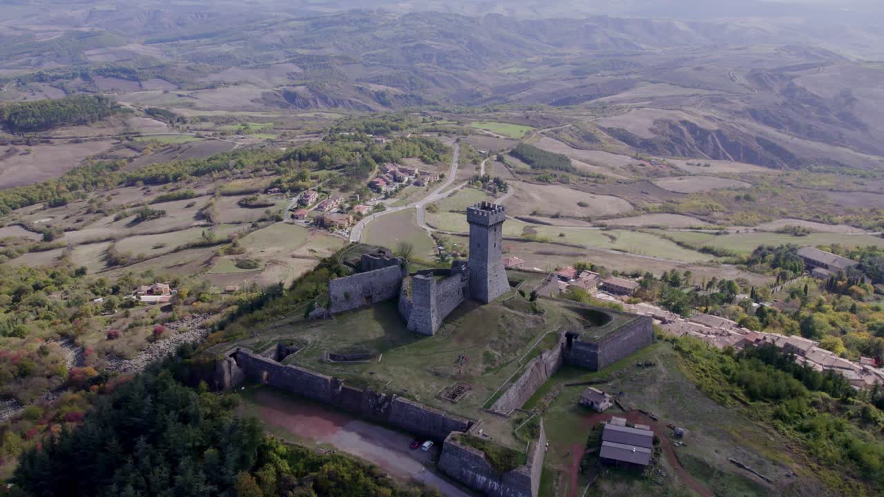 Fortezza medievale di Radicofani con ampie vedute sulla campagna, Italia.