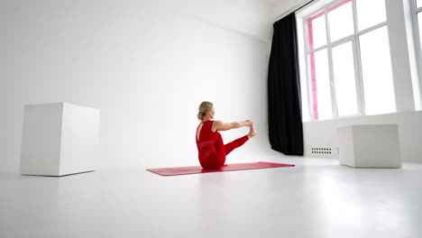 Flexibles-Junges,-Fittes-Mädchen-Praktiziert-Yoga-Oder-Pilates-Und-Führt-Wilde-Posen-Für-Dehnung-Und-Wellness-Durch.-Yogastellungen-–-Asanas.-Isolierte-Silhouette-Auf-Weißem-Hintergrund.