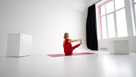 jóvenes en forma flexible practican yoga o pilates realizan posturas salvajes para el estiramiento y el bienestar. posturas de yoga - asanas. silueta aislada sobre fondo blanco.