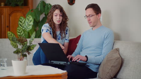 Hombre-Y-Mujer-Trabajando-De-Forma-Remota-Desde-Casa-O-Navegando-Por-Internet-Y-Haciendo-Compras-En-Línea.