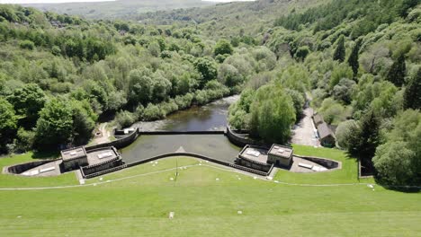 panorama del embalse de ladybower rodeado de bosque verde en el valle de derwent en inglaterra