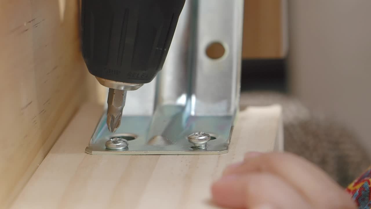 ensamblaje de muebles con un taladro