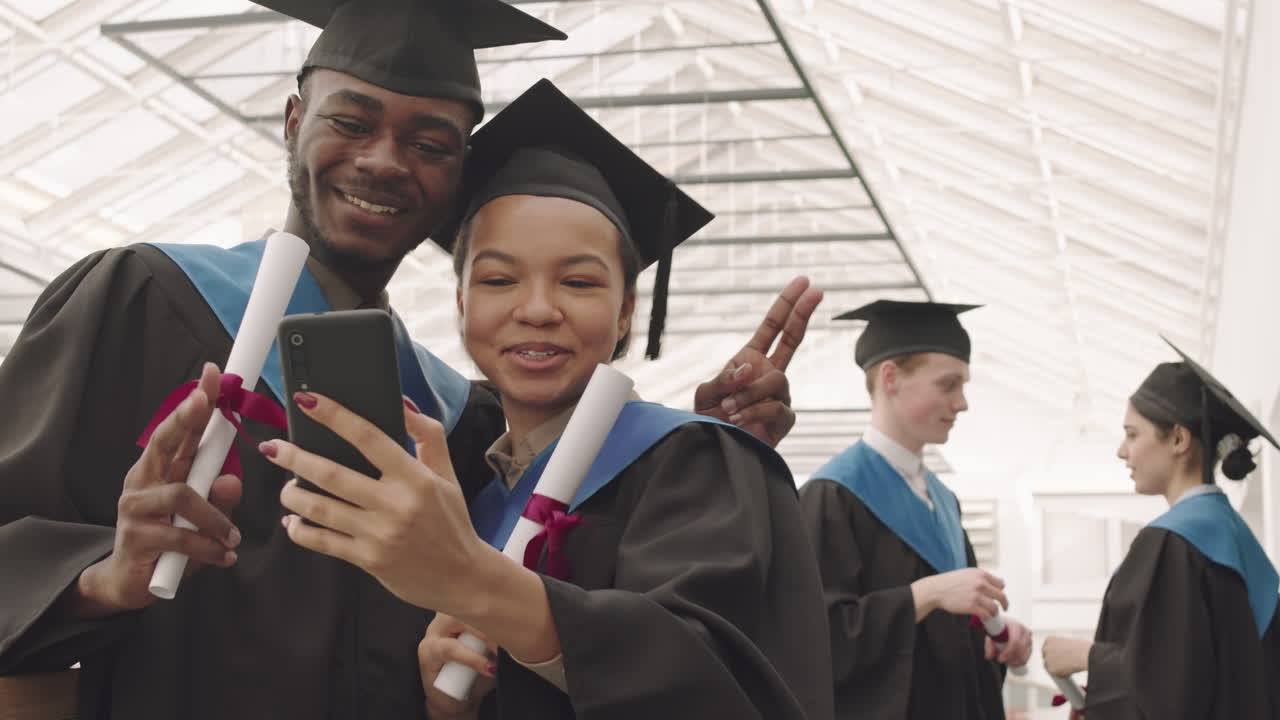 Unge afroamerikanske kandidater tager en selfie sammen