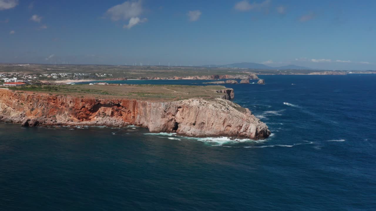 ponta da atalaia fue filmada por un dron en la costa del algarve.