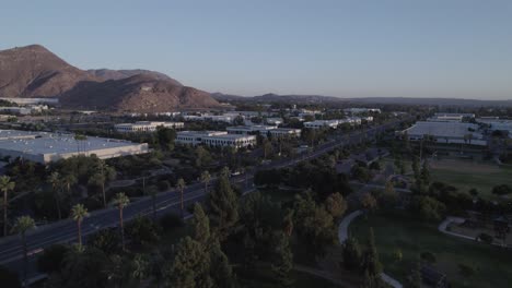 Durante-Una-Pintoresca-Puesta-De-Sol,-Un-Dron-Ingresa-Con-Gracia-A-Un-Almacén-Comercial-Ubicado-Entre-Un-Mar-De-Otros