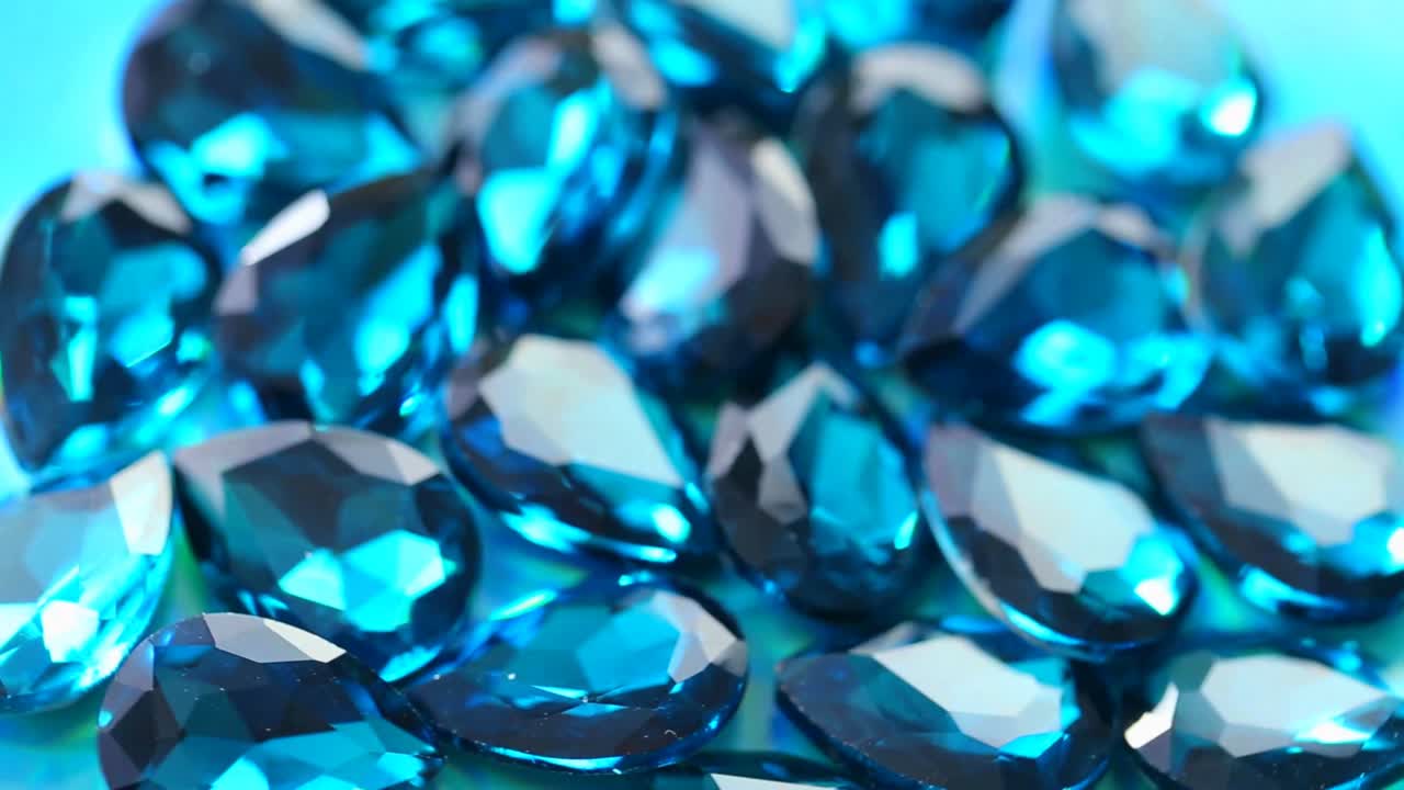 파란 유리 구슬, 아름다운 보석과 돌, 반이는 아름다운 반이는 배경.