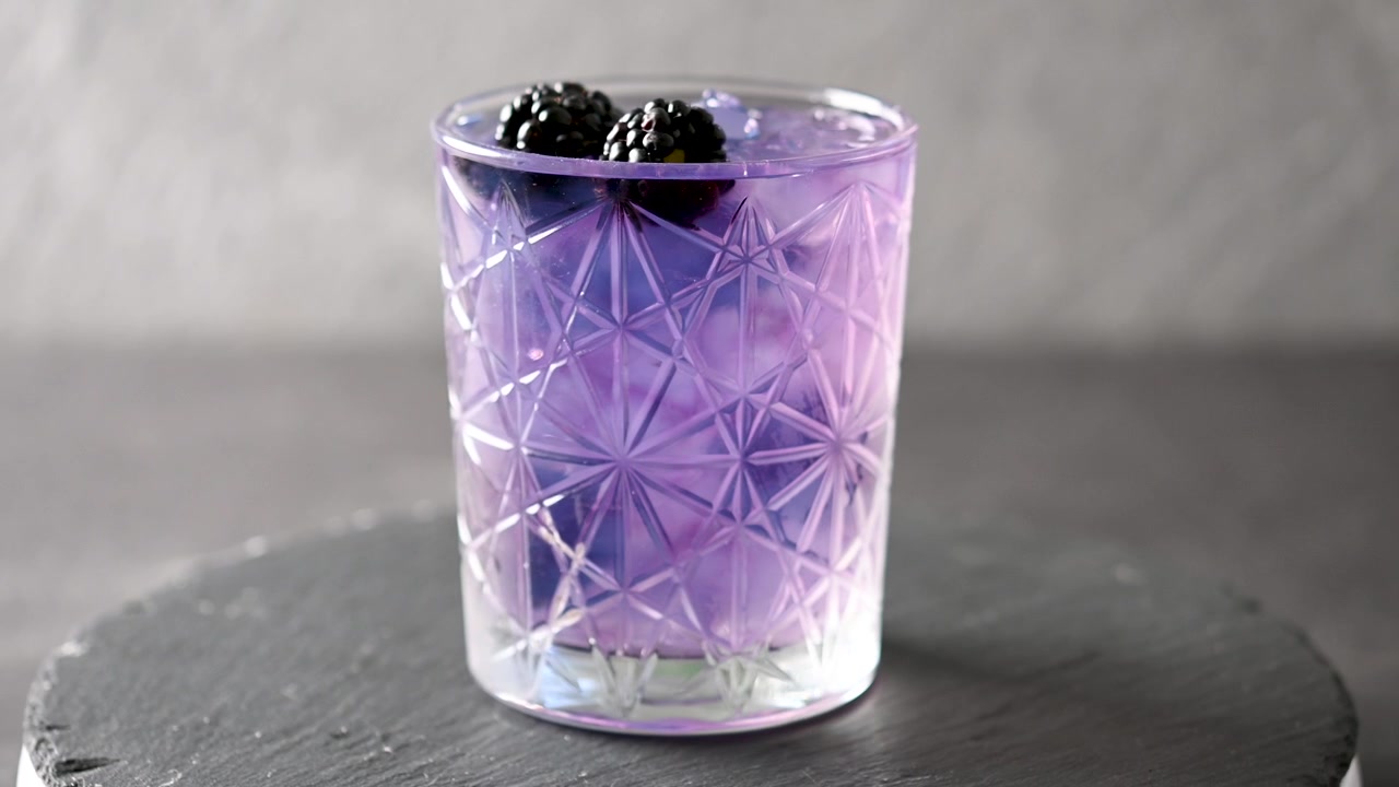Cocktail Bramble con more e ghiaccio tritato.