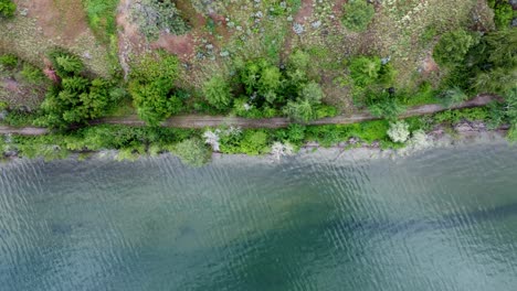 Toma-Panorámica-De-Drones-De-La-Costa-De-Un-Lago