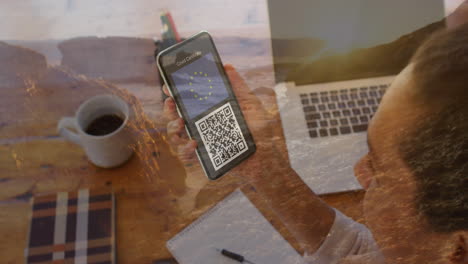composición de una mujer sosteniendo un teléfono inteligente con código qr en la pantalla contra la vista de la roca cerca del mar