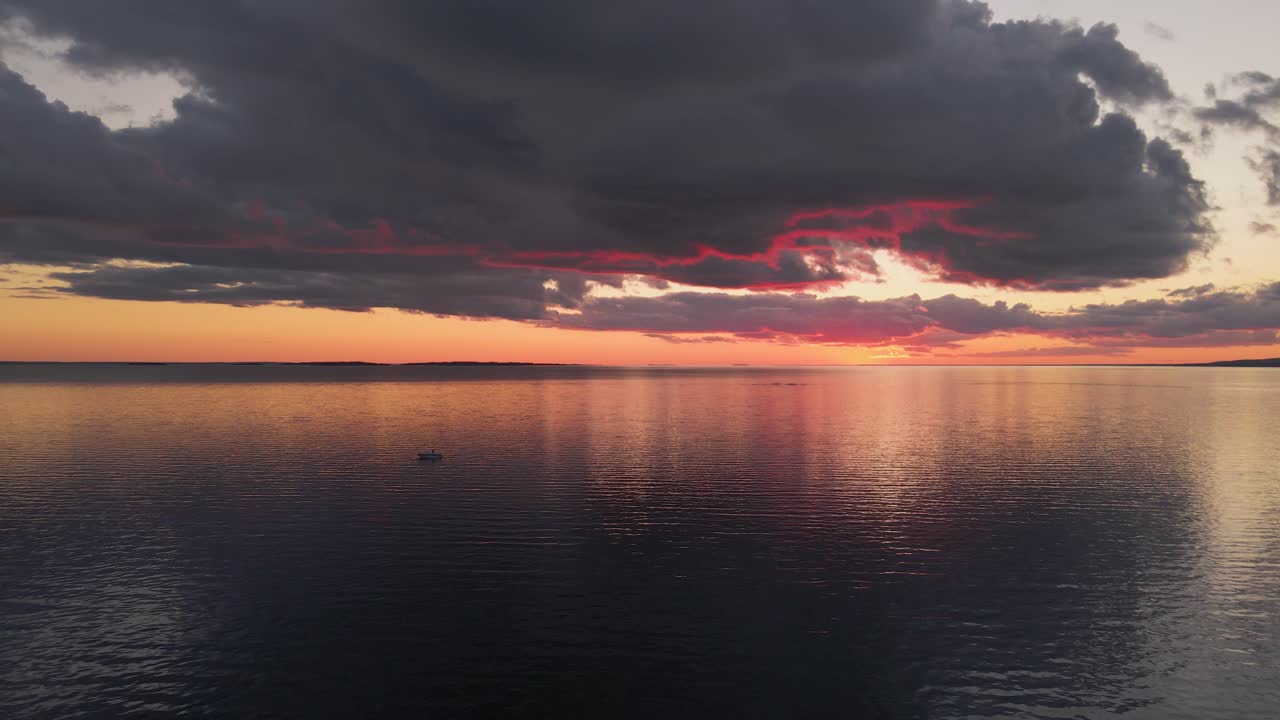 Drohnenaufnahme eines einsamen Fischers an einem abgelegenen See bei Sonnenuntergang in Kanada