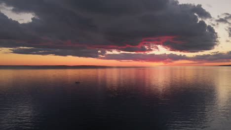 Drohnenaufnahme-Eines-Einsamen-Fischers-An-Einem-Abgelegenen-See-Während-Des-Sonnenuntergangs-In-Kanada