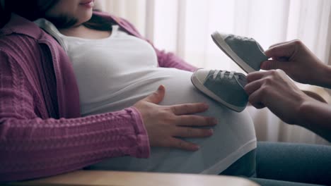 la pareja embarazada siente amor y se relaja en casa.