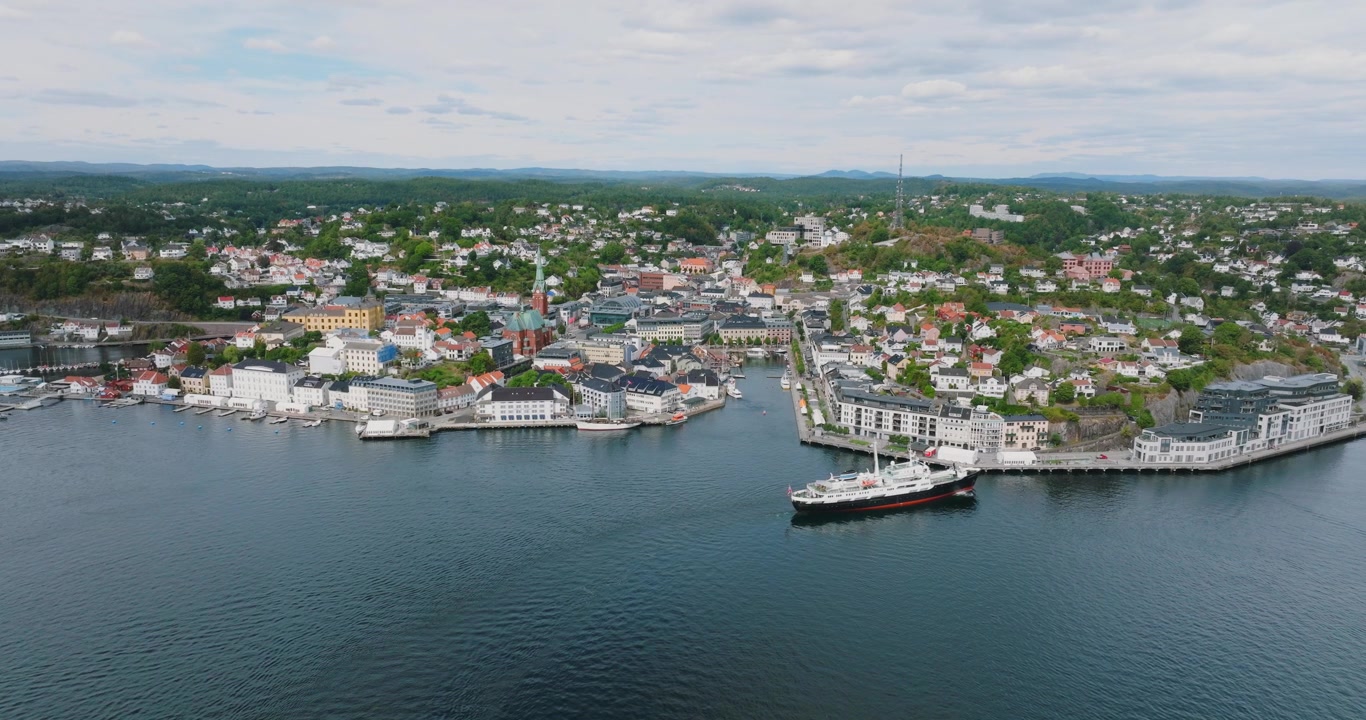 Vista aerea del lungomare della città portuale di Arendal, Norvegia, al rallentatore