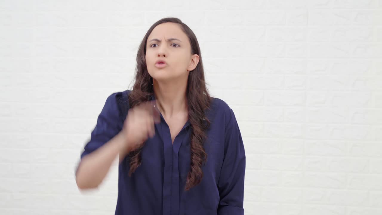 mujer india luchando con su vecina