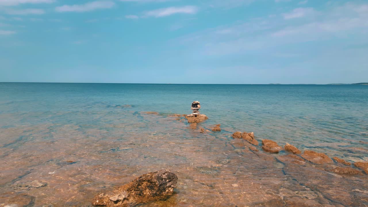 acérquese a la idílica costa de la playa de croacia istria con agua azul clara y turquesa junto al mar en una bahía natural de la costa en el bosque y los pinos