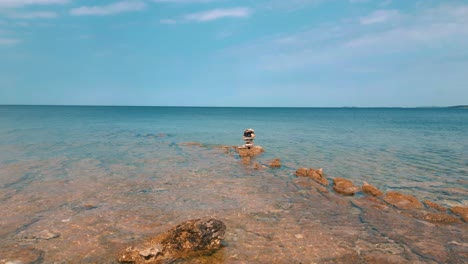 acérquese a la idílica costa de la playa de croacia istria con agua azul clara y turquesa junto al mar en una bahía natural de la costa en el bosque y los pinos