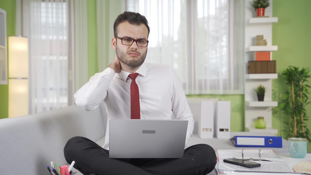 hombre de negocios cansado y triste por el dolor de cuello.