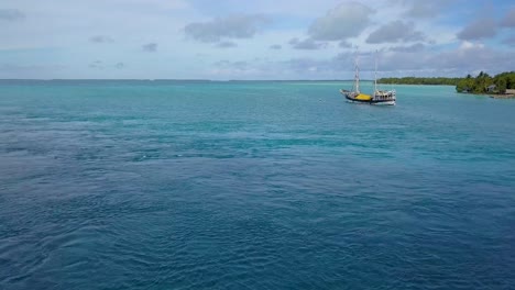 un carguero o velero anclado en la laguna tabuaeran en la isla pacífica de kiribati