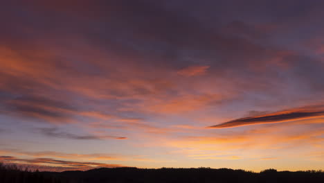 nubes de puesta de sol brillantes con colores dorados, rosas y morados, paisaje de nubes de lapso de tiempo