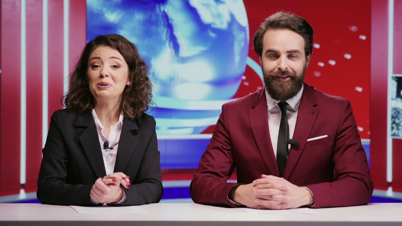 아침 쇼 진행자 들 이 뉴스 캐스트 를 진행 한다