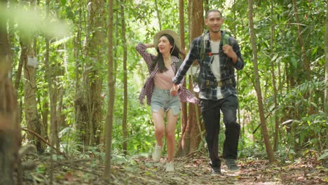 pareja de senderismo en el bosque