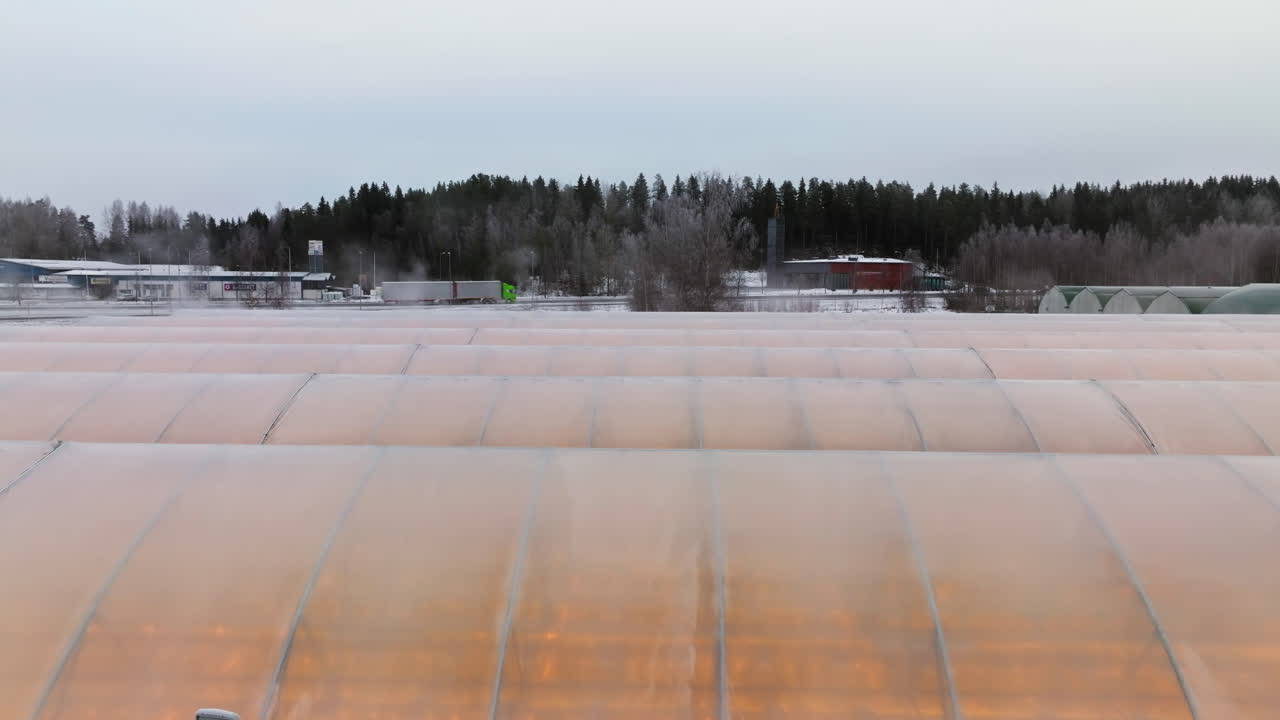 disparo de avión no tripulado de vapor que se eleva desde un cálido techo de invernadero en un día de invierno