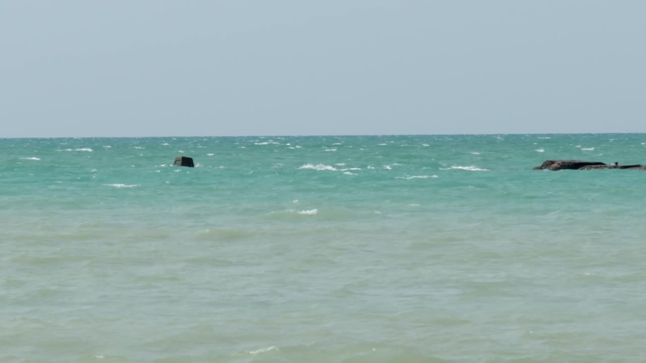 맑고 화창한 날 인공 및 자연 떼에 부서지는 파도