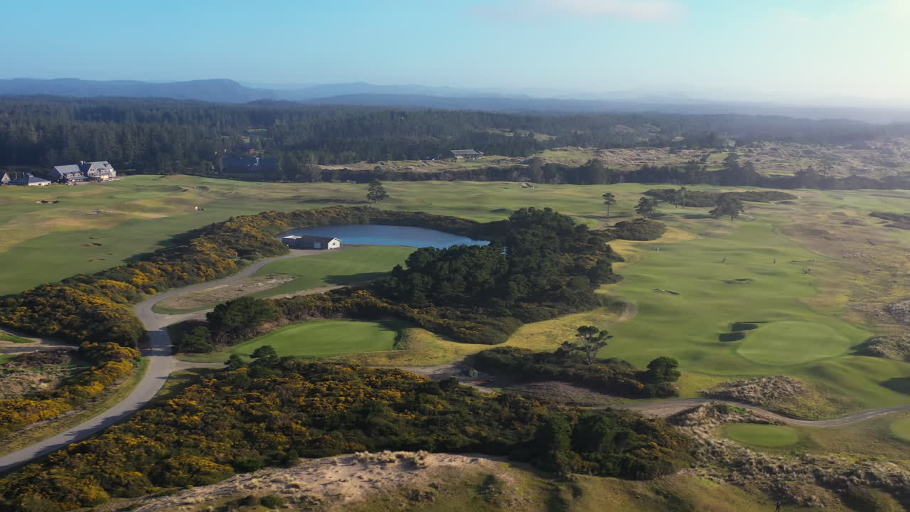 campo de golf bandon dunas con lago