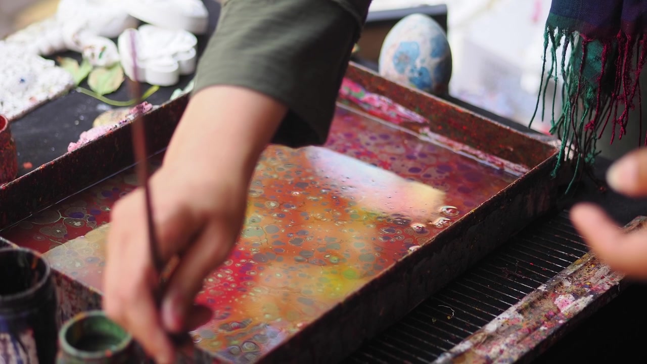Seniman Membuat Seni Marbling Ebru Tradisional di Atas Air