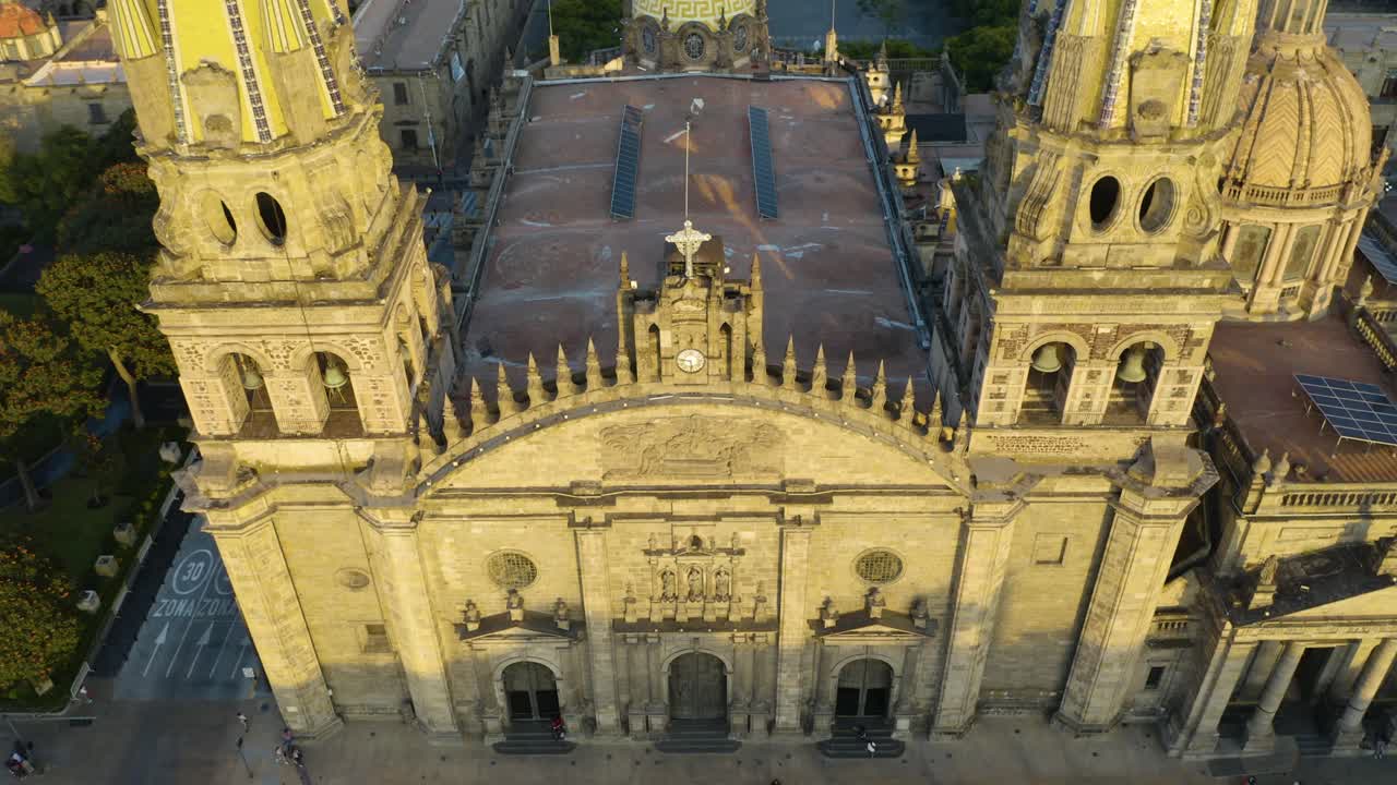 gente caminando frente a la catedral de guadalajara, méxico