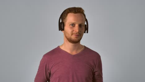 el hombre de jengibre usa auriculares para bailar.
