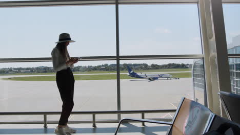 mujer en la terminal del aeropuerto