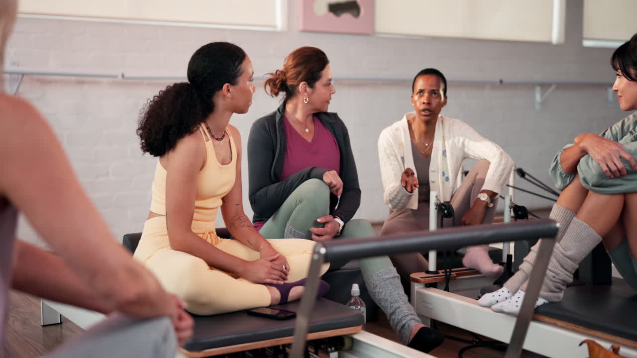 Kvindegruppe i et Pilates-studie