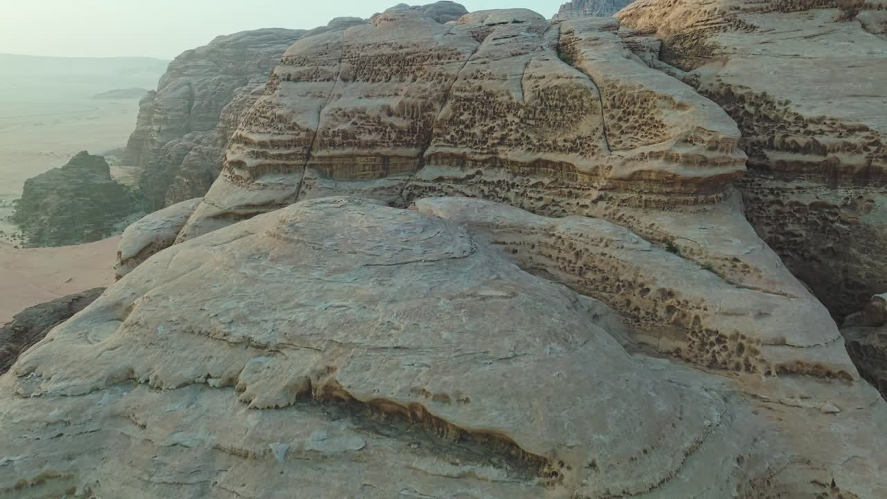 Kløft i Wadi Rum-ørkenen i Jordan - luftfoto med drone