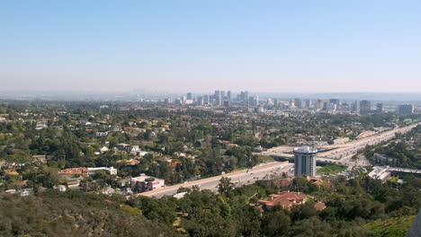 Schwenk-Der-Interstate-405-Und-Der-Skyline-Von-Los-Angeles