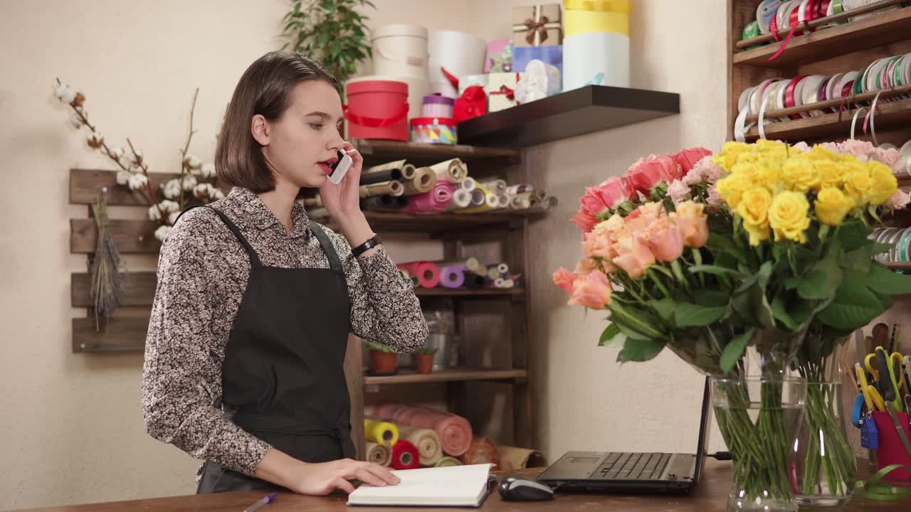 꽃가게가 전화로 얘기하고 있어