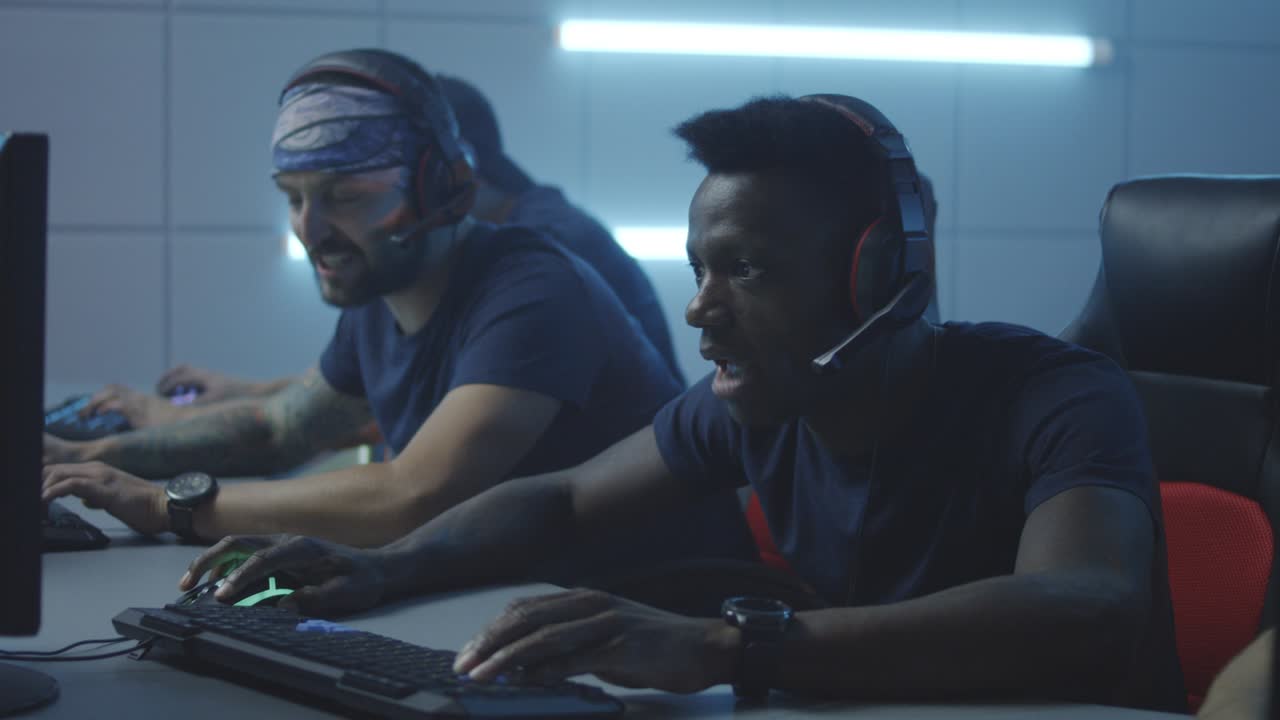 게임 팀이 토너먼트에서 승리합니다.